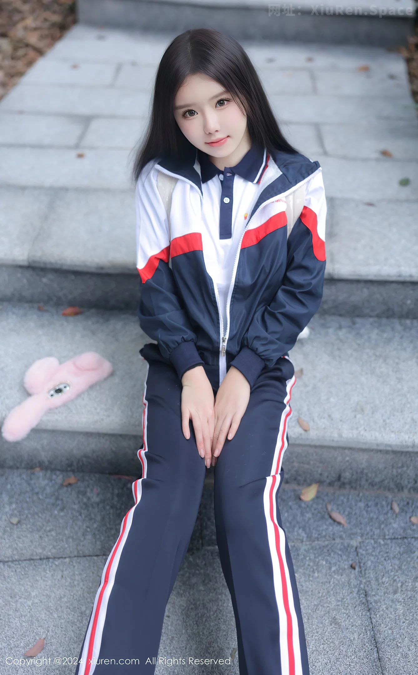 图片[4]-[XiuRen秀人网]VOL.8335 模特小薯条nienie户外性感学生运动装露超薄肉丝撩人诱惑写真88P-秀人网官方网站